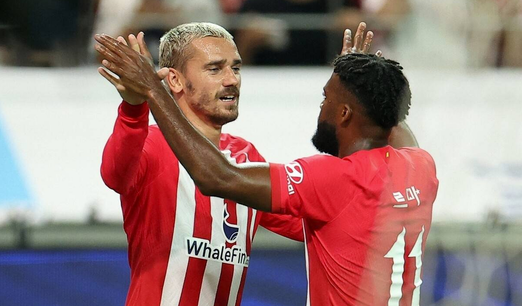 首尔足球队与对手展开激烈较量！