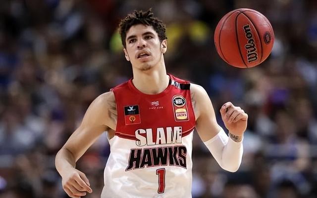 篮球巨星交锋：东部VS西部，球场上激情四射的简单介绍