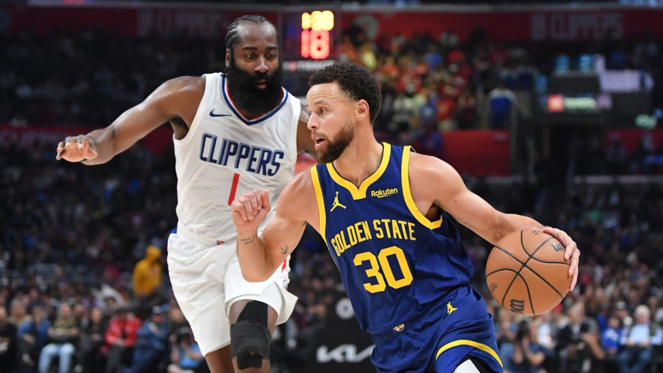 篮球巨星交锋：东部VS西部，球场上激情四射的简单介绍