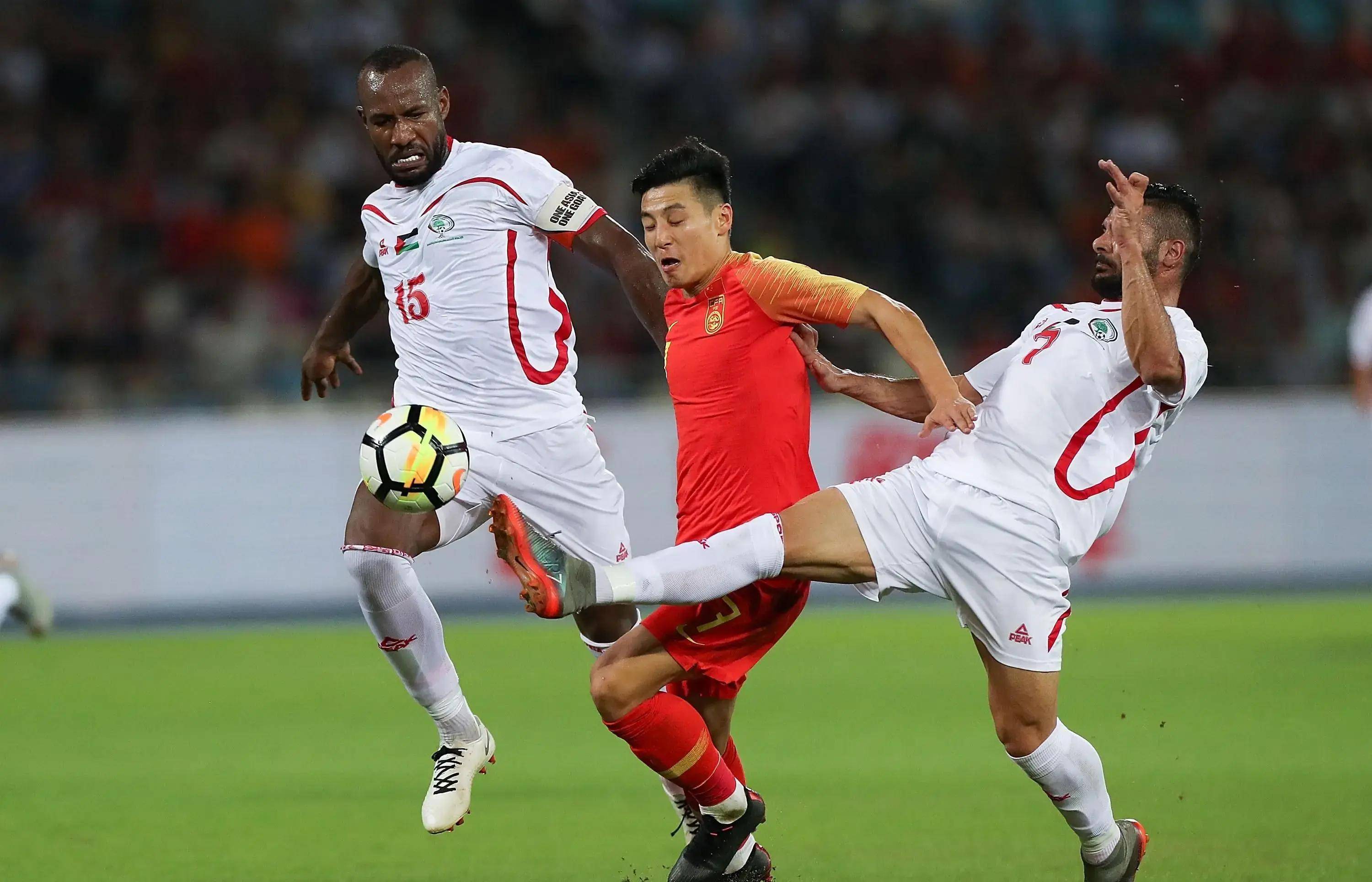 包含克服困难，亚洲足球赛场上的艰难征程的词条