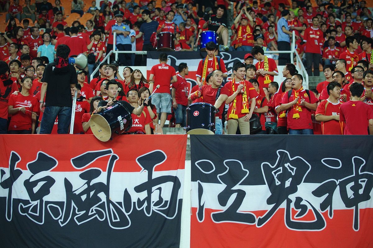 包含本土球队表现抢眼，观众欣喜赞叹的词条