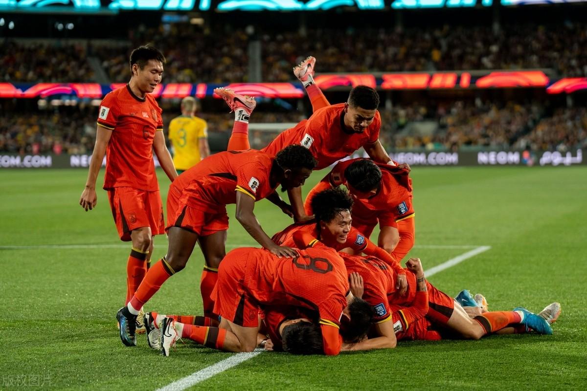 国内足球职业联赛展开,球场激战一触即发的简单介绍