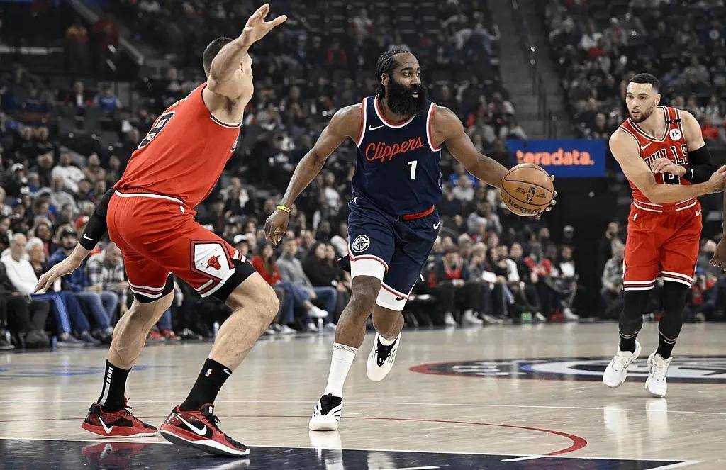 爵士队客场力克强敌，获得关键胜利的简单介绍