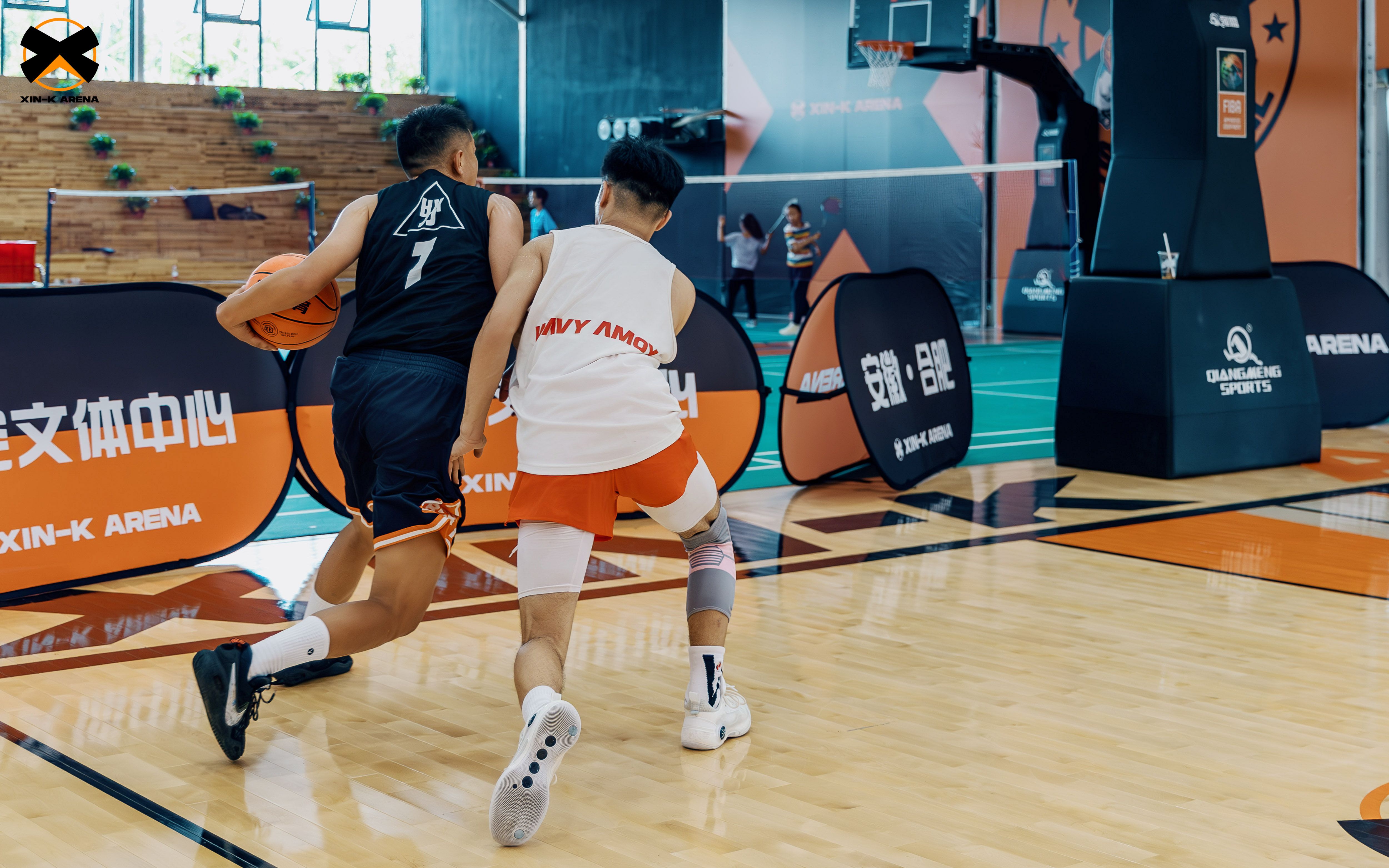 包含争夺篮球胜利，球员全力以赴比赛的词条