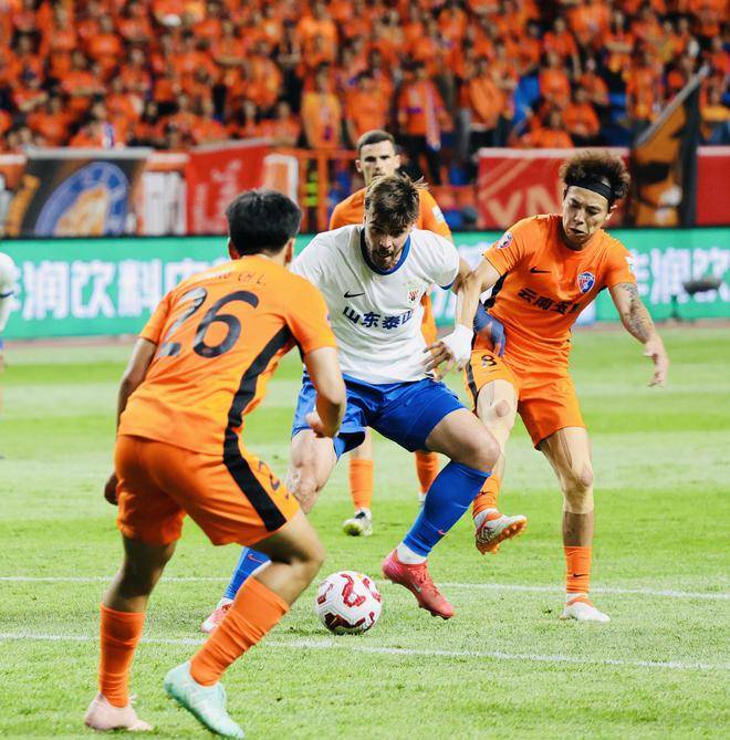 包含欧预赛比赛场上情绪高涨,球员拼尽全力的词条 包含欧预赛比赛场上情绪高涨,球员拼尽全力的词条