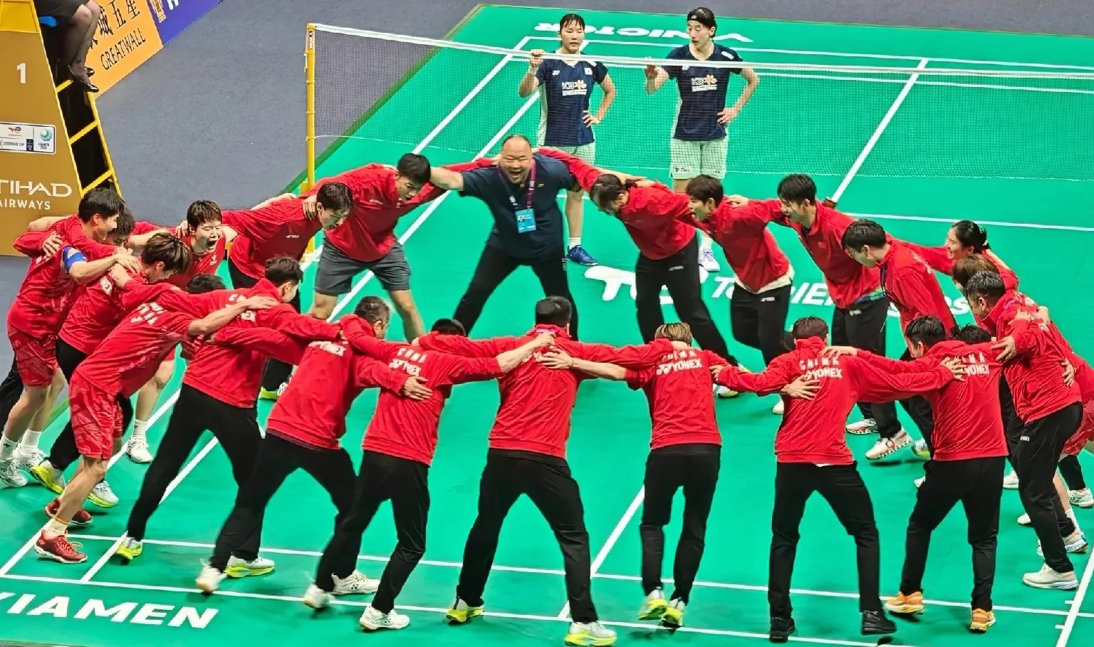 队员们在场上斗志昂扬,拼尽全力向胜利进发 队员们在场上斗志昂扬,拼尽全力向胜利进发