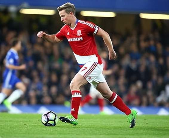 哈德斯菲尔德队主场击败米尔沃尔队，铁匠队取得主场胜利的简单介绍