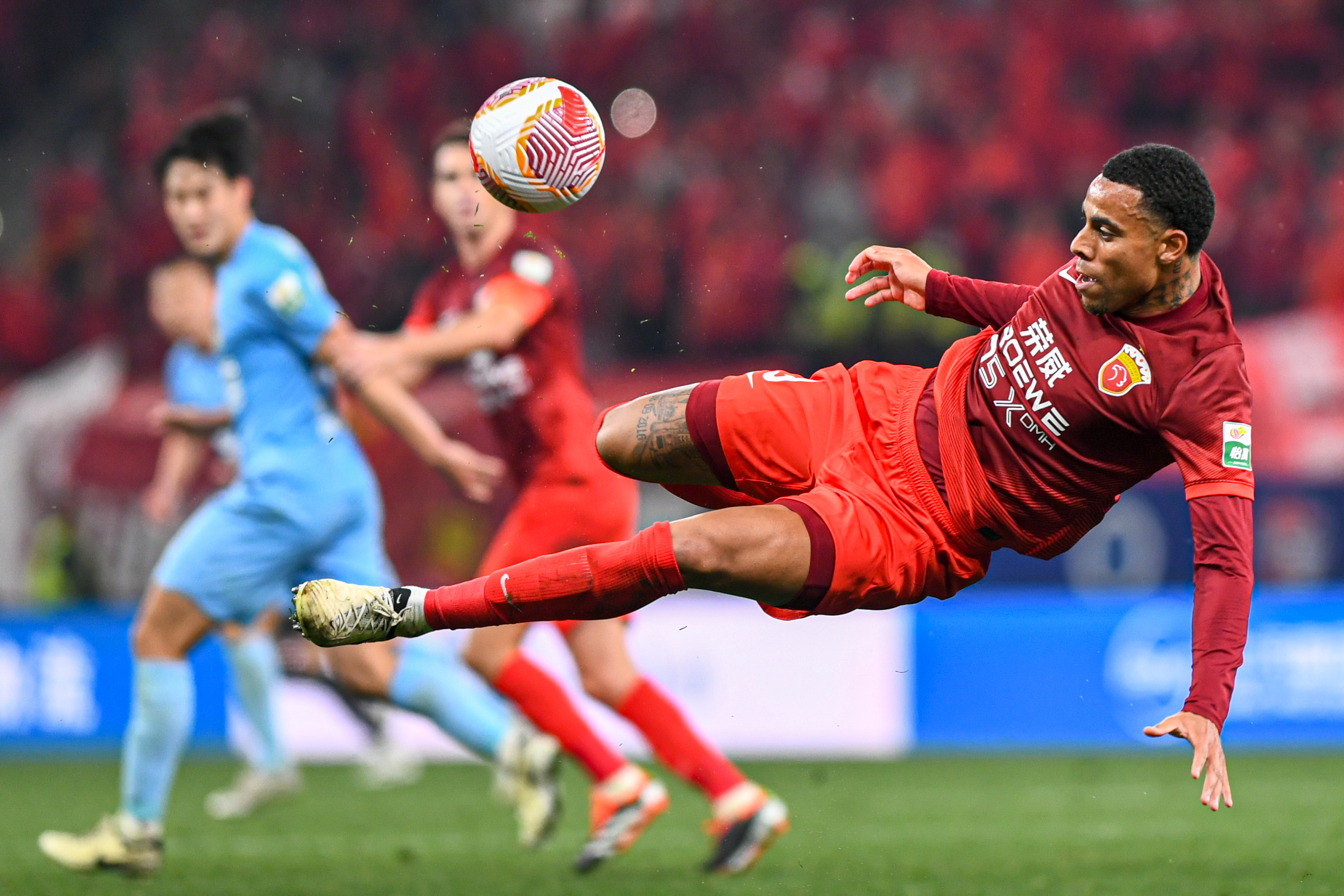 球队外援首秀上演帽子戏法，队友纷纷赞赏的简单介绍