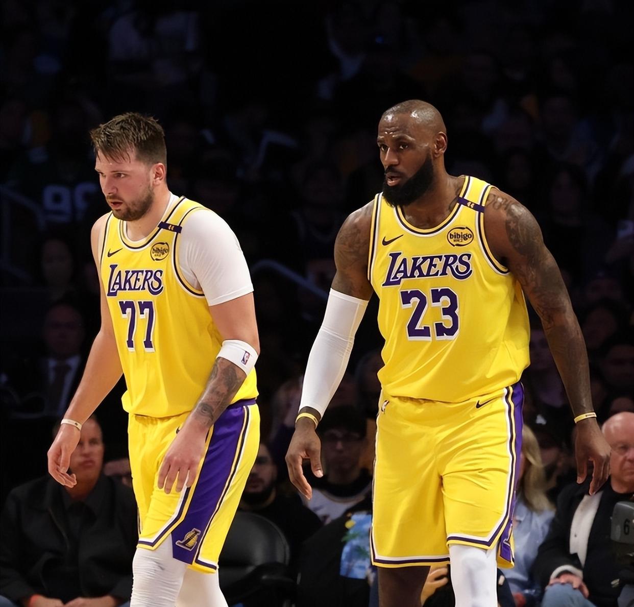 包含黄蜂客场获胜逆转惹人瞩目的词条