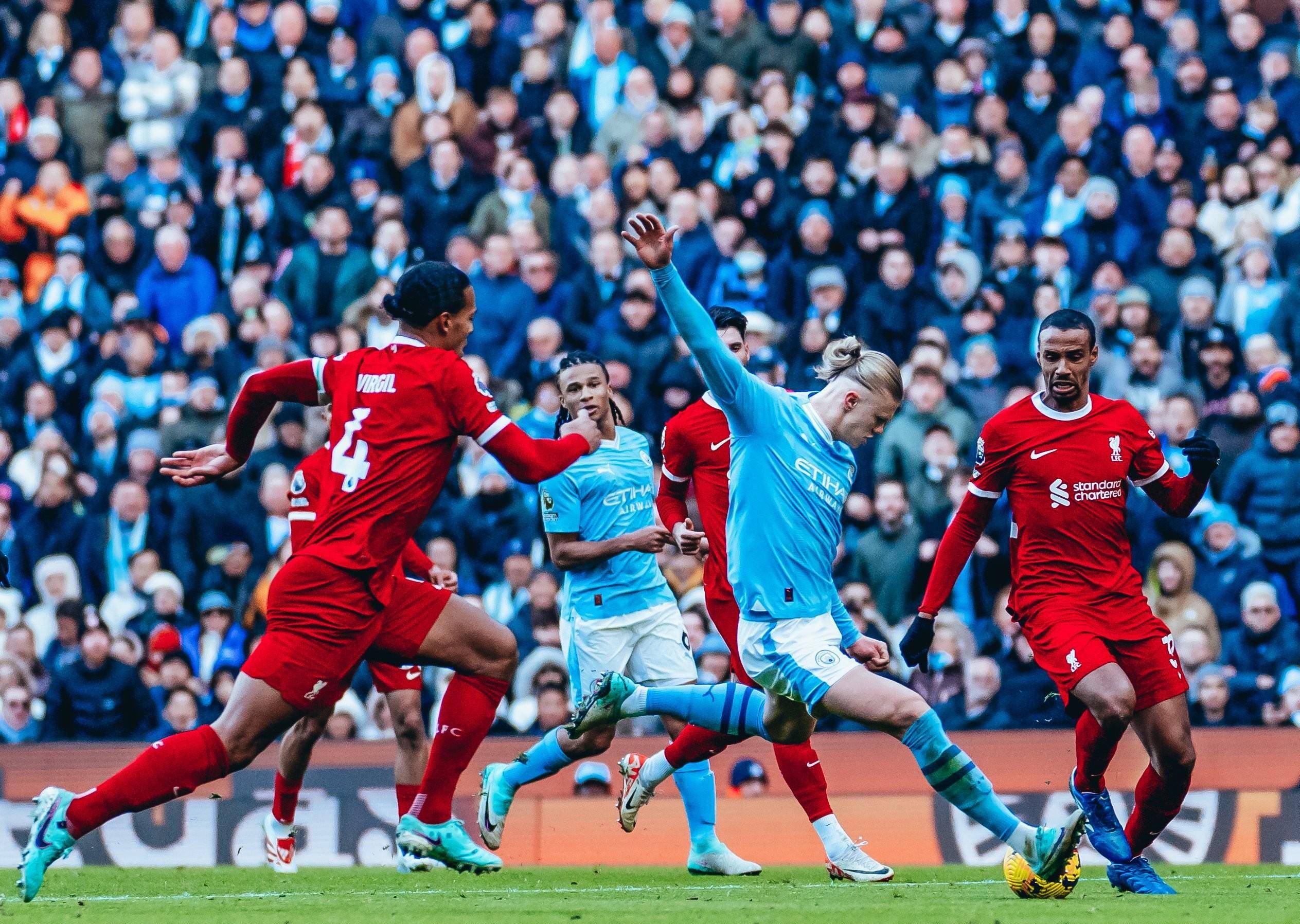 包含曼城主场失利，领先优势岌岌可危的词条