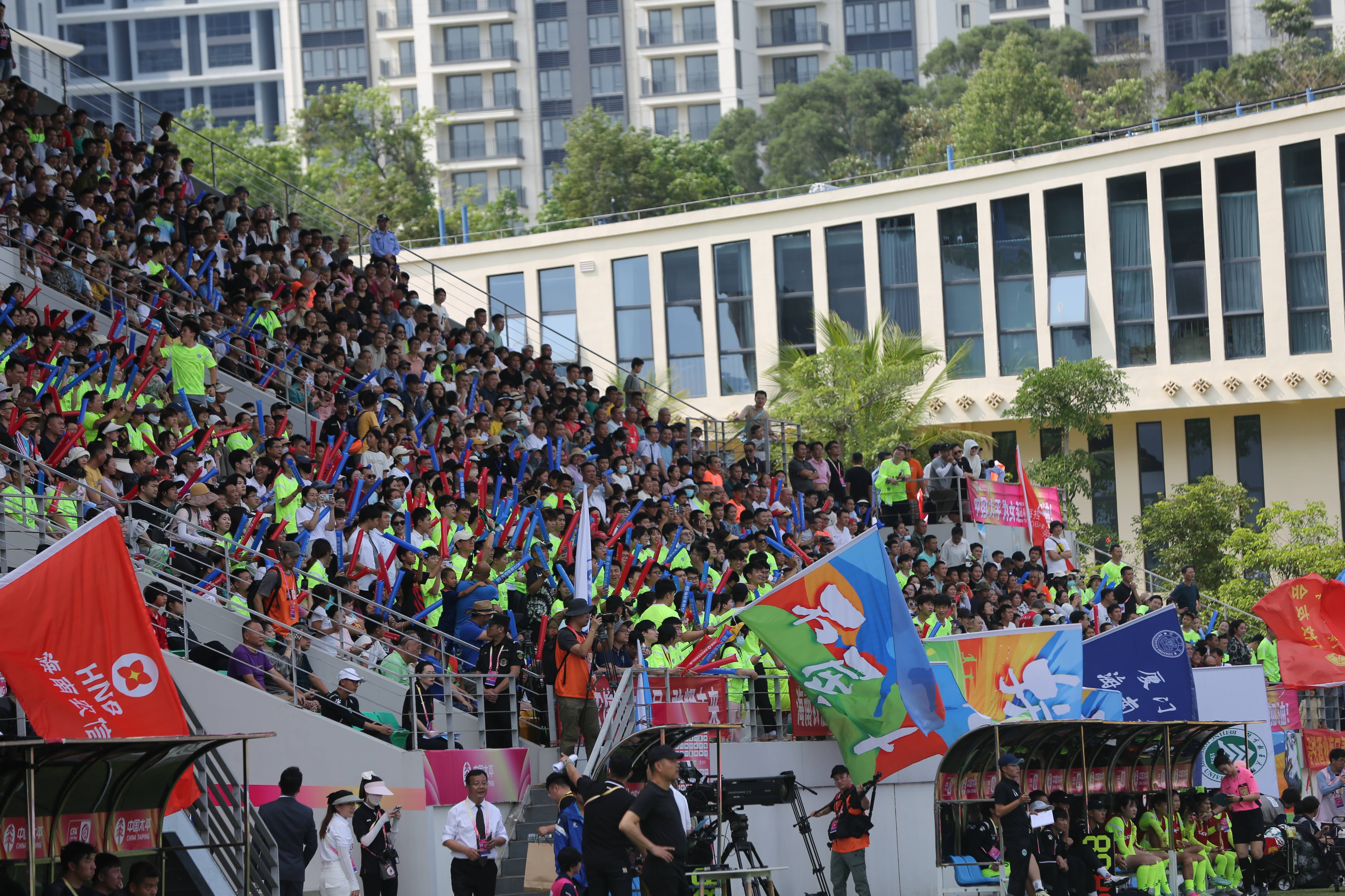 观众热情助威，全力为球队助威