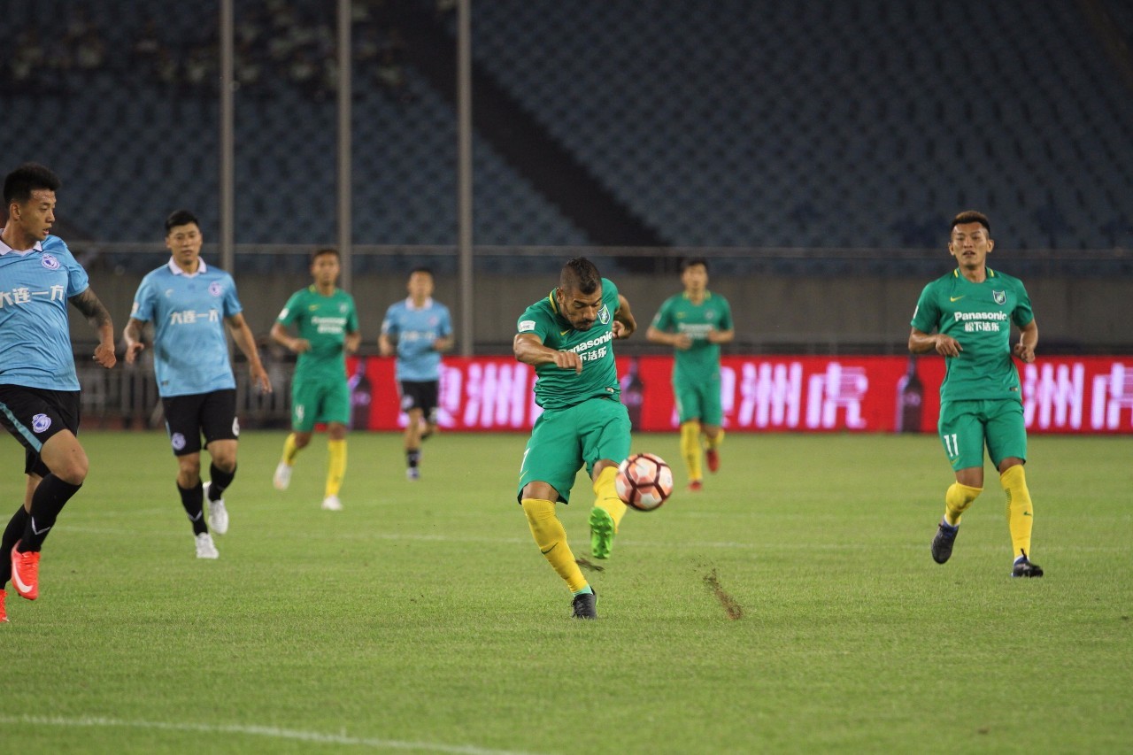 包含浙江绿城在大连一方获得惊人胜利的词条