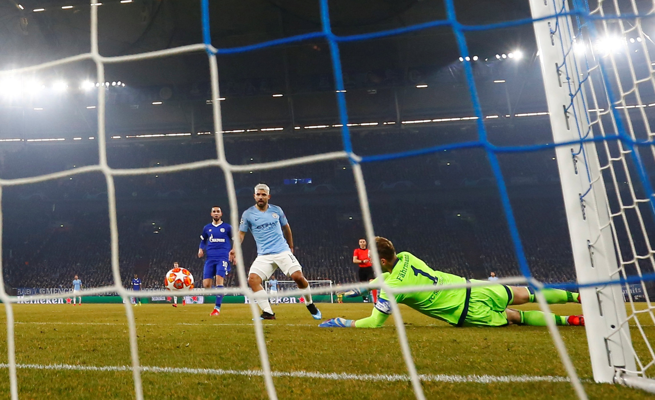 包含沙尔克04前场连续射门得分，进攻效果惊人的词条