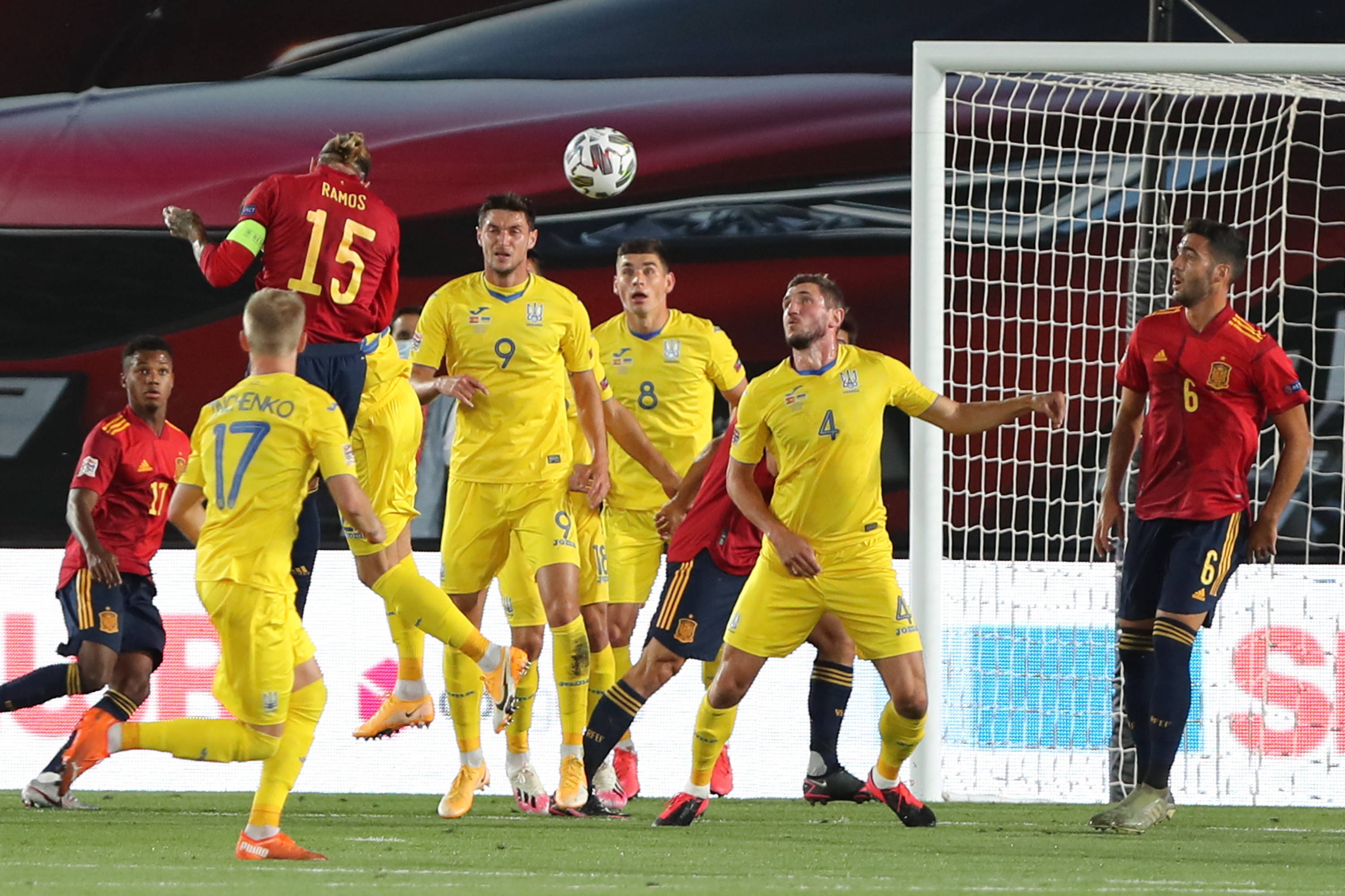 西班牙队备战欧预赛，教练组调整战术