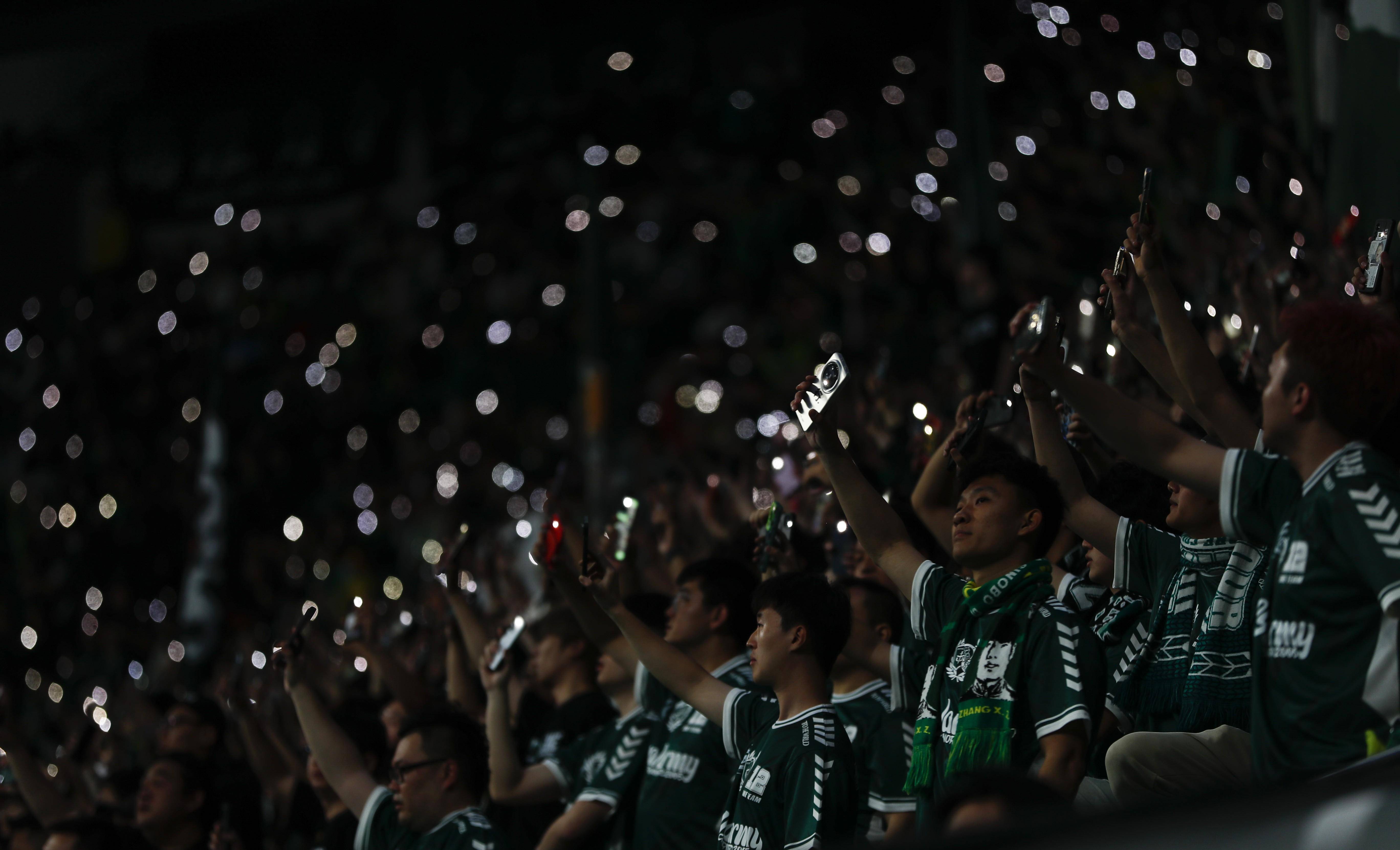 足球赛场上的风云变幻,引发球迷热议的简单介绍 足球赛场上的风云变幻,引发球迷热议的简单介绍