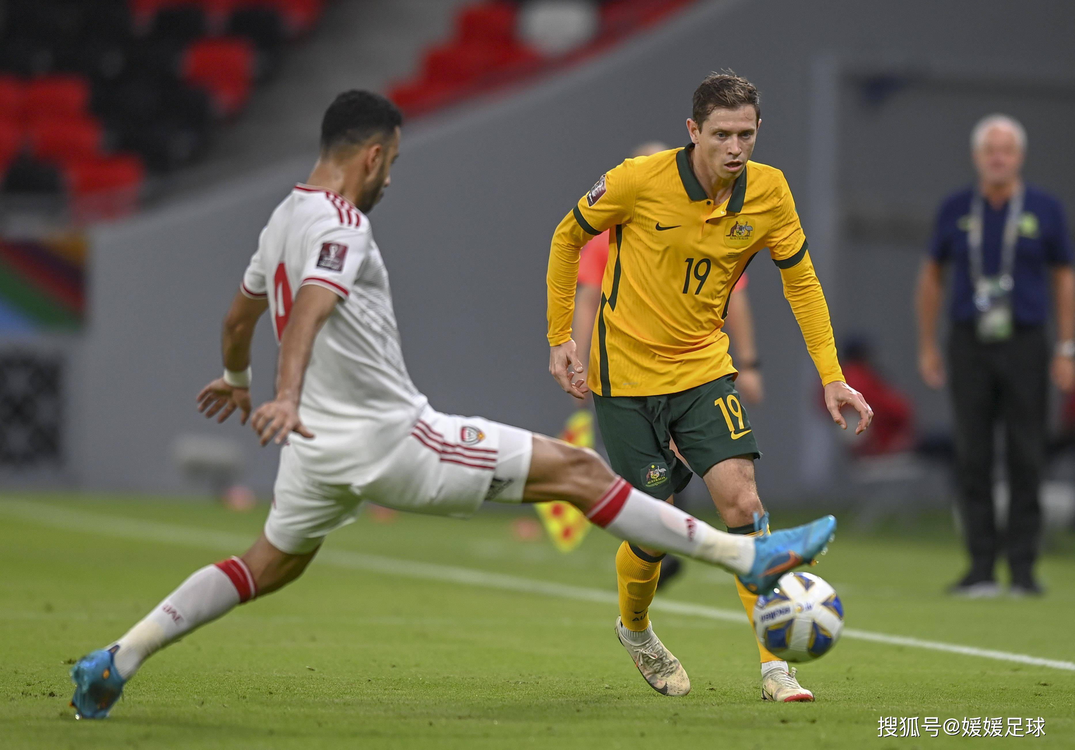 紧张刺激！足球比赛现场火爆的瞬间