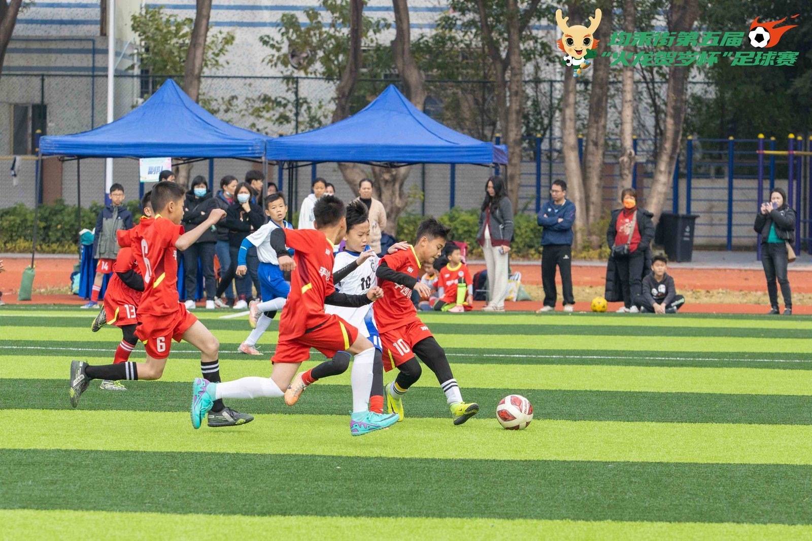 紧张刺激！足球比赛现场火爆的瞬间