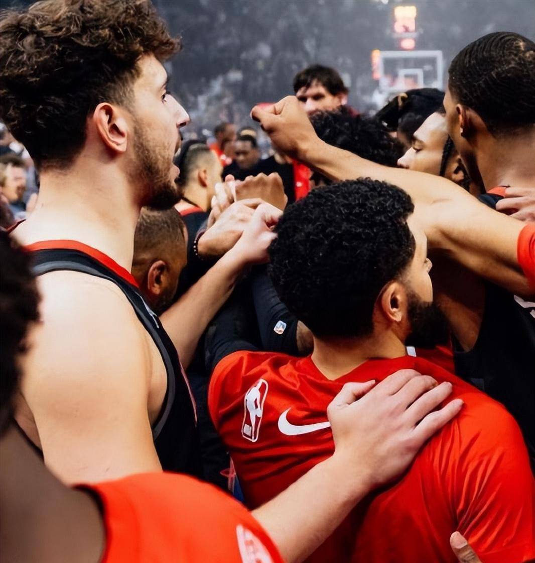 火箭队新晋球员表现出色，带领球队走向胜利的简单介绍