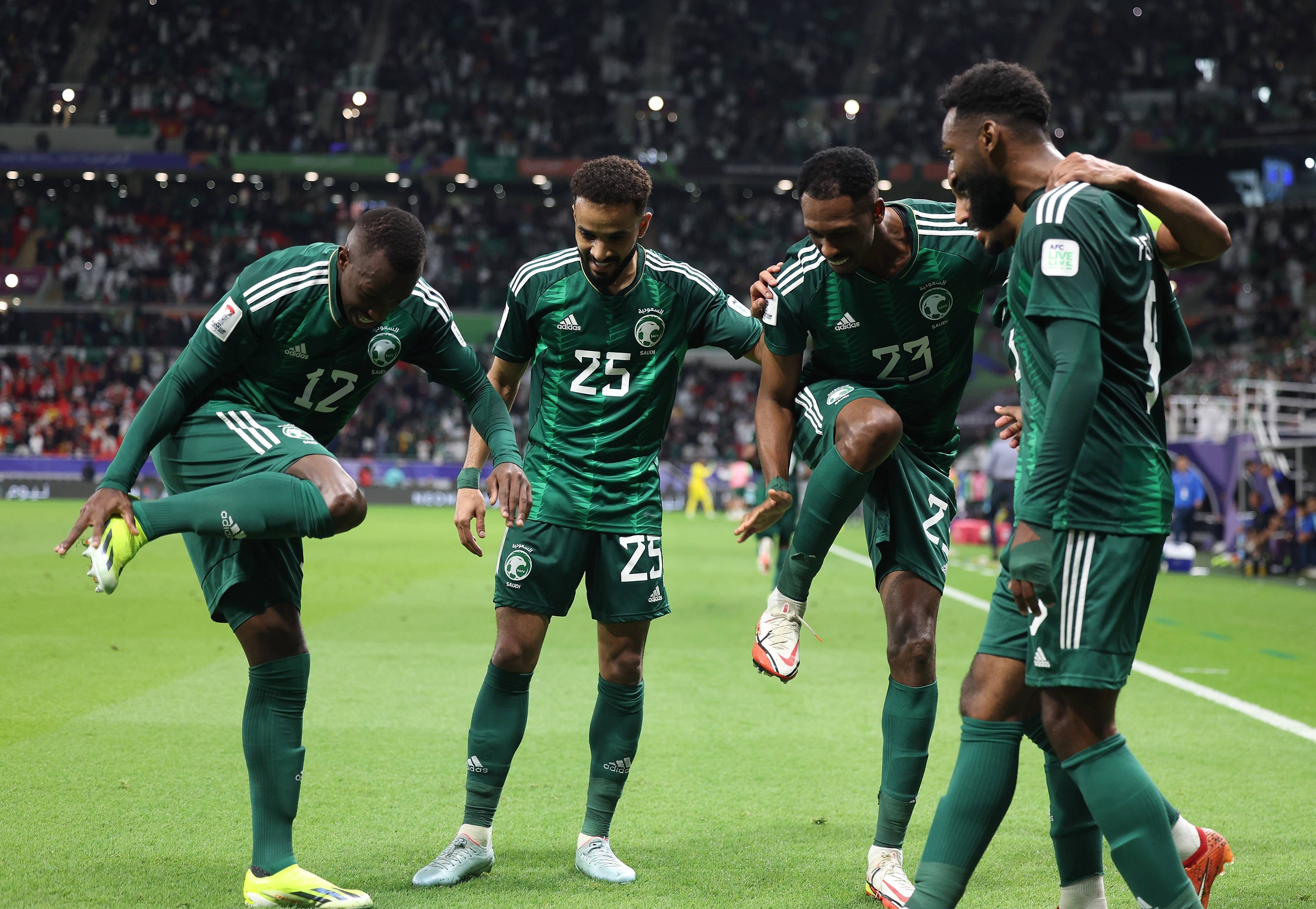 亚洲足球巨星展现实力，引爆赛场激情