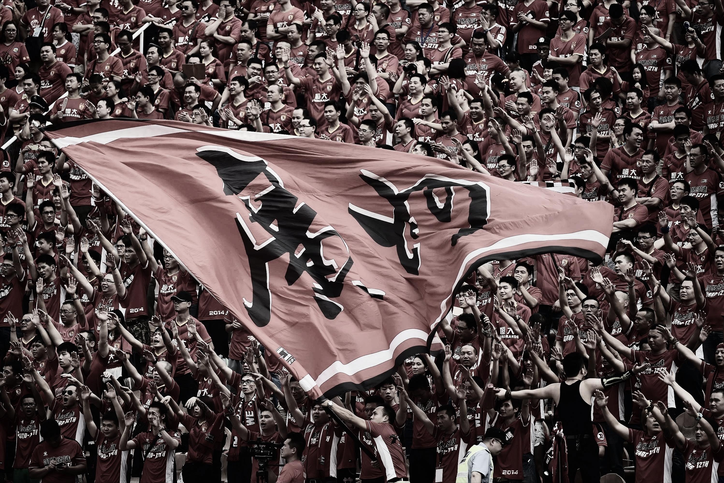 关于足球赛事精彩十足，球场上风起云涌的信息