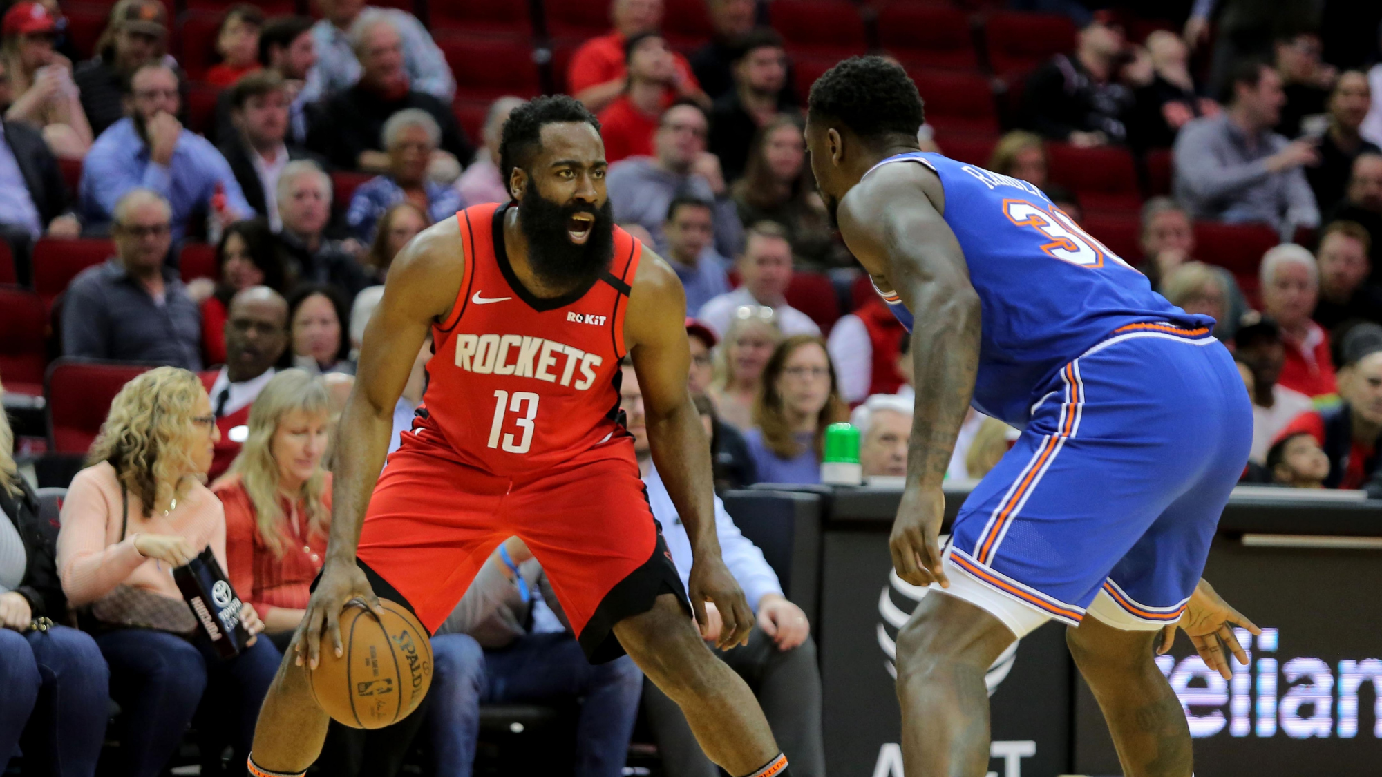 关于火箭内线遭遇重伤，队员集体发力守住胜利的信息