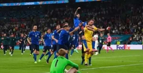 包含意大利网球队鏖战英国网球队，西西帕斯制霸全场的词条